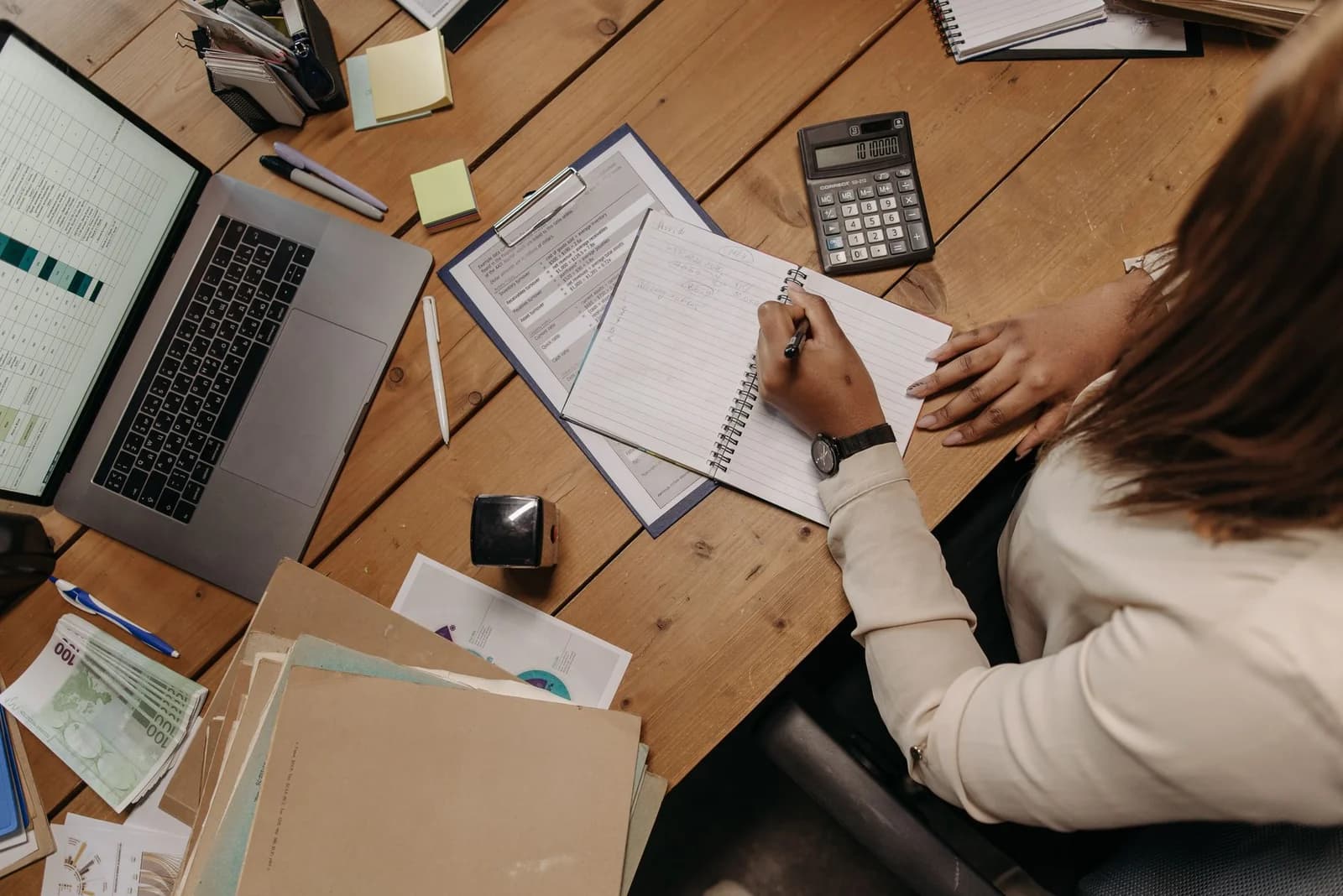 Freelance qui calcule ses indemnités maternité sur un carnet